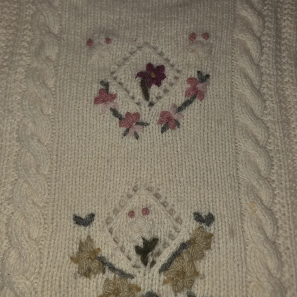 Ralph Lauren Vintage Lambs Wool Sweater with Colorful Embroidery Size M